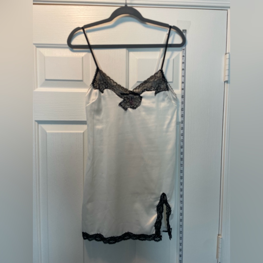 Black-and-white short nightie